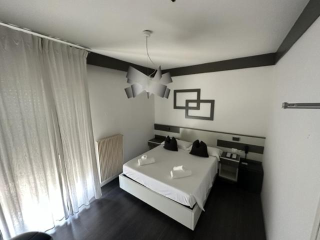 Double or Twin Room image 3