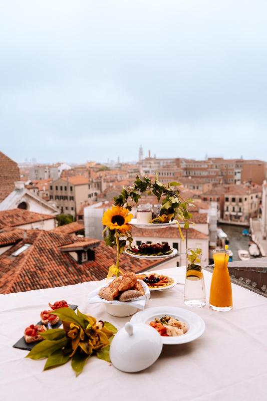 Deluxe King Suite with Canal View image 4