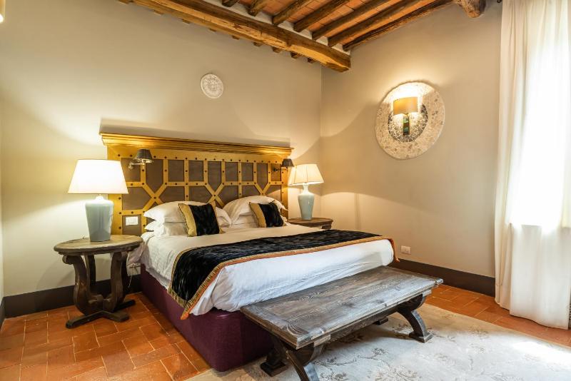 Deluxe Double or Twin Room image 4