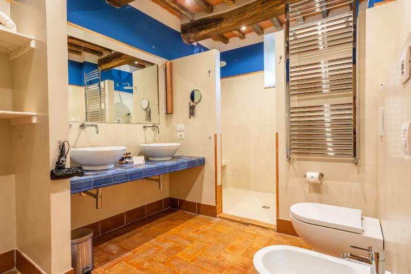 Deluxe Double or Twin Room image 1