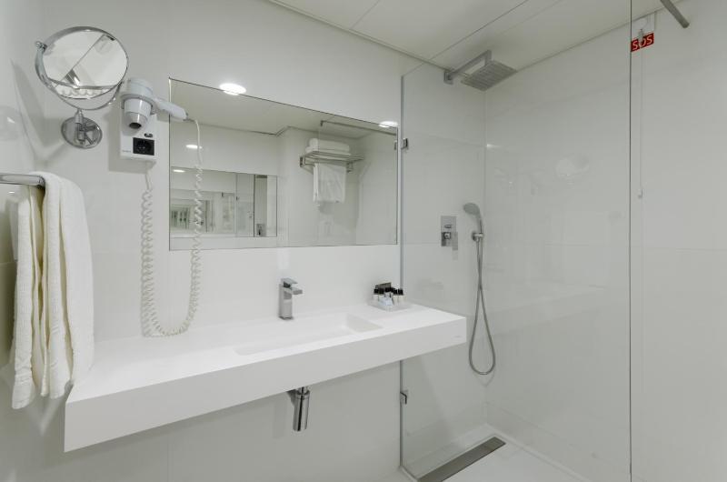 Double or Twin Room image 3