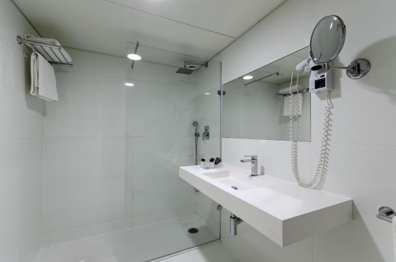 Double or Twin Room (2 Adults + 1 Child) image 4