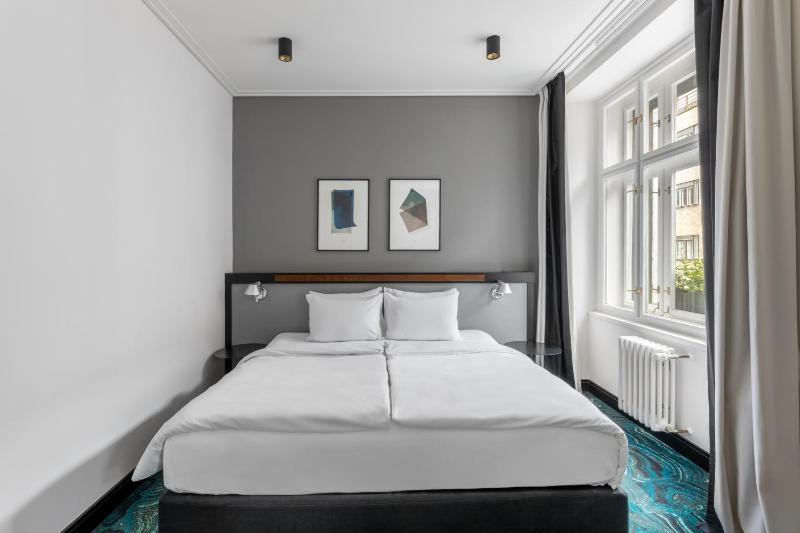 Large Room with Sofa Bed image 4