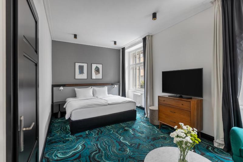 Large Room with Sofa Bed image 1