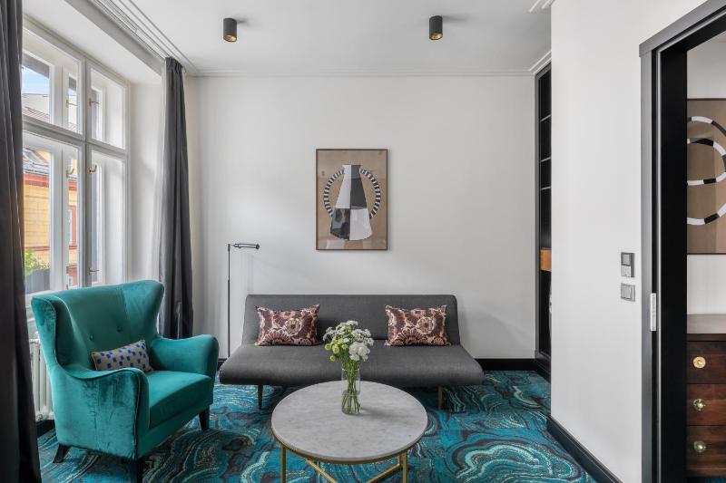 Large Room with Sofa Bed image 3