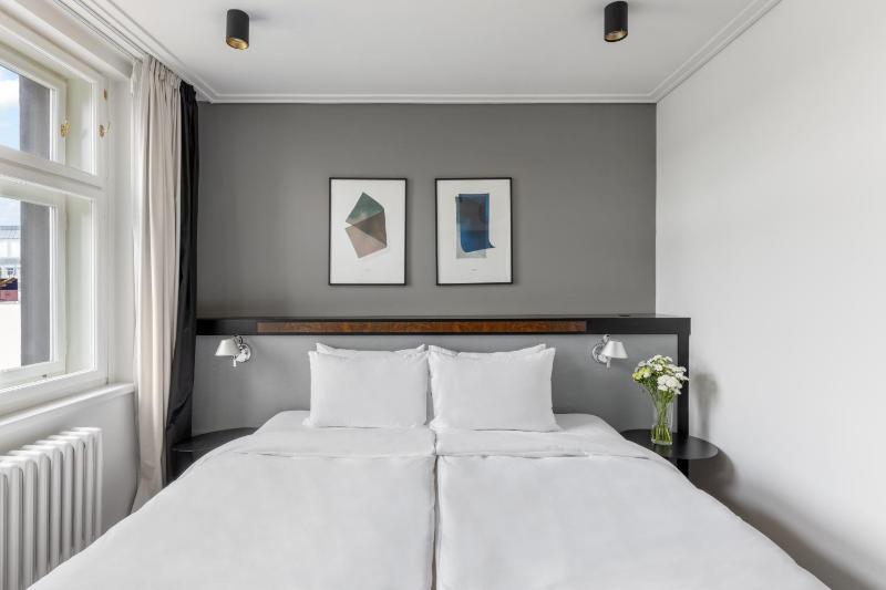 1 Bedroom Apartment with Sofa Bed image 1