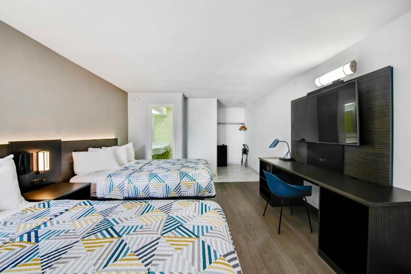 Double Room with Two Double Beds and Micro Fridge - Smoking image 1