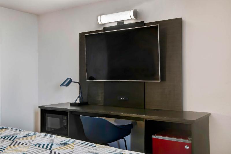 King Room with Roll-in Shower - Disability Access - Non-Smoking image 3