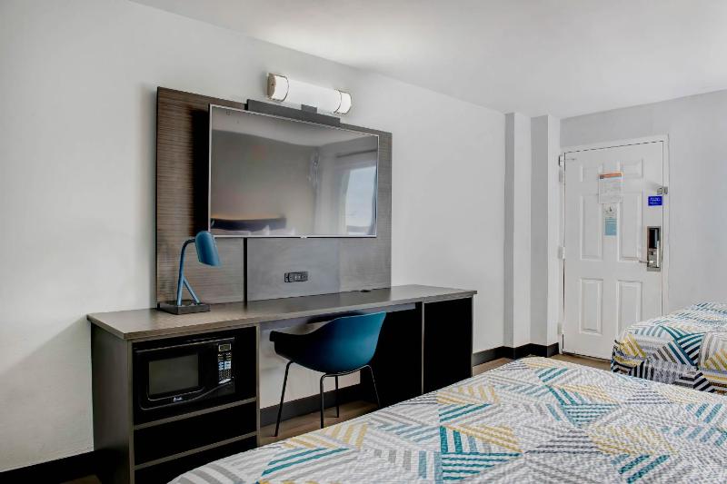 Double Room with Two Double Beds and Micro Fridge - Smoking image 4