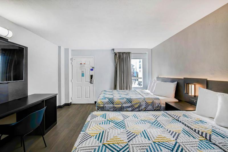 Double Room with Two Double Beds and Micro Fridge - Smoking image 3