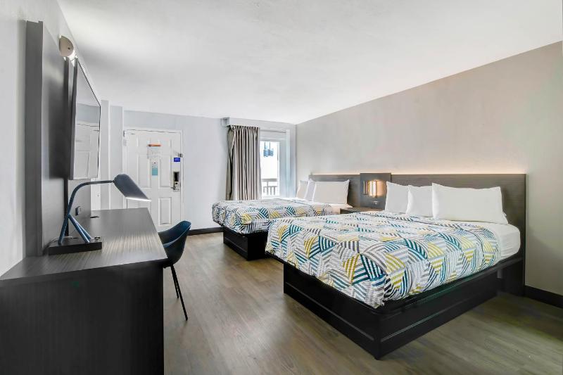 Double Room with Two Double Beds and Micro Fridge - Smoking image 2