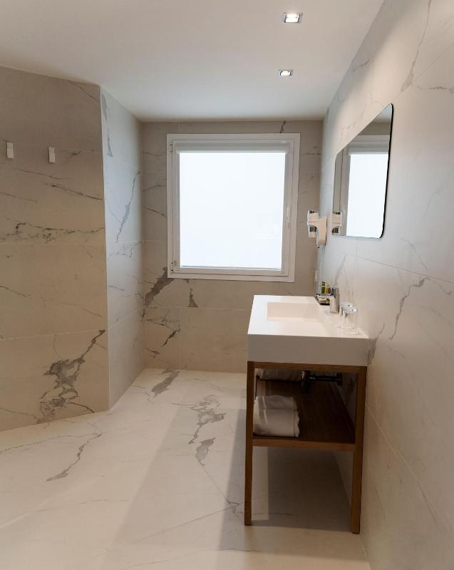 Double Room with Balcony and Sea View image 1