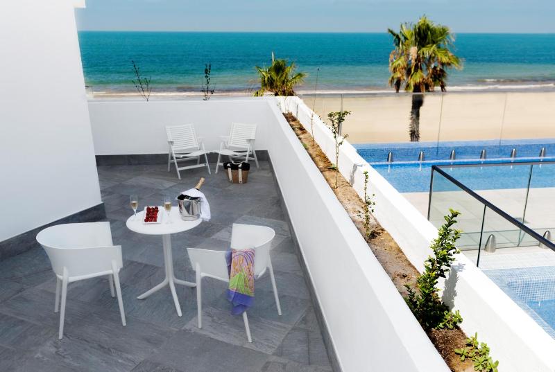 Double Room with Balcony and Sea View image 3