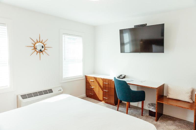 Standard King Room image 3