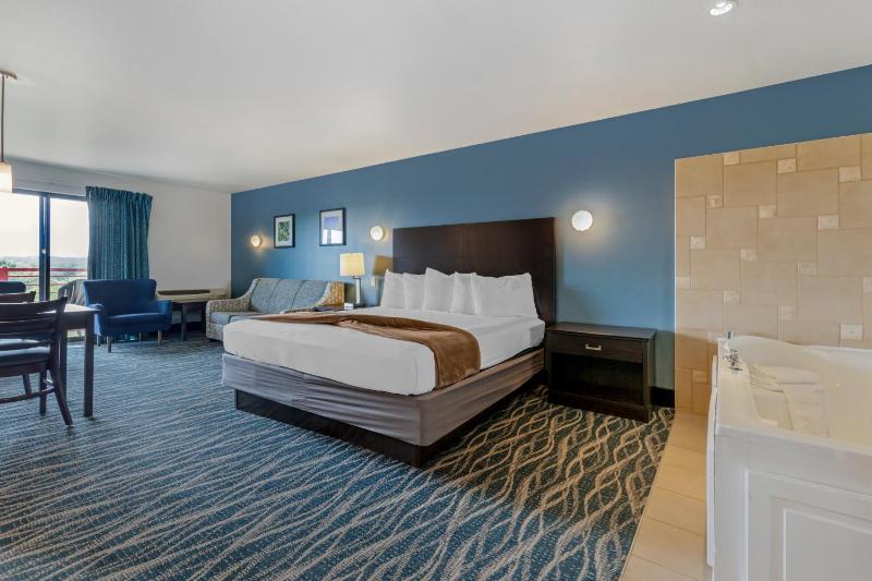 King Suite with King Bed Two Queen Beds and Whirlpool - Non Smoking image 1