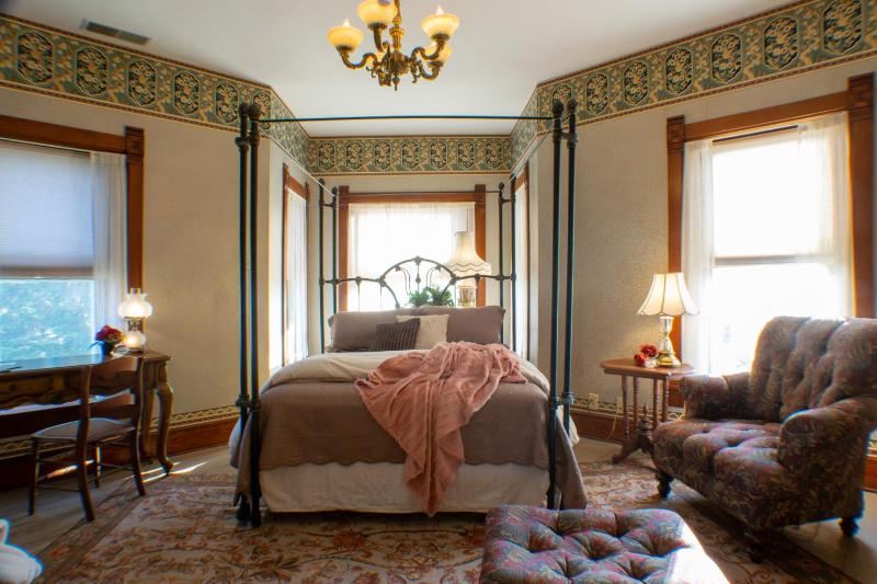 Queen Room with Garden View image 4