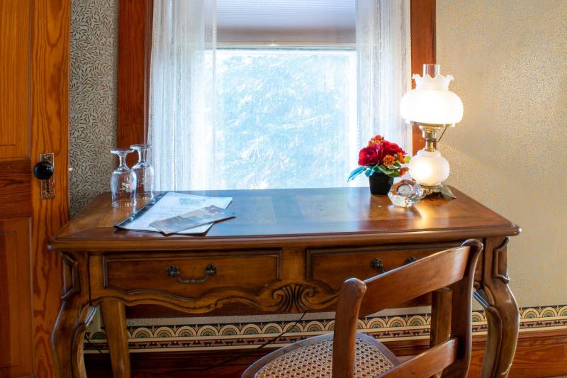 Queen Room with Garden View image 3