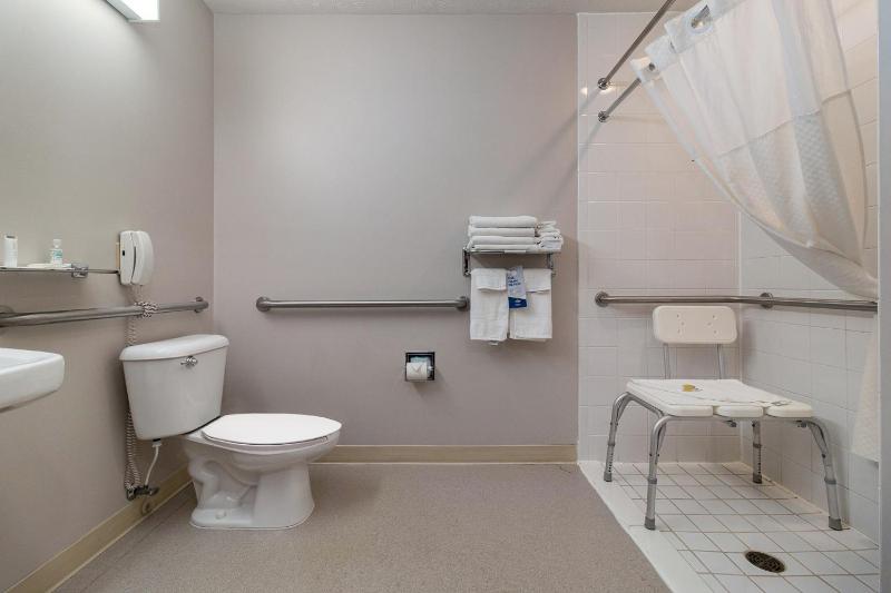 Queen Room with Two Queen Beds - Disability Access/Non-Smoking image 4