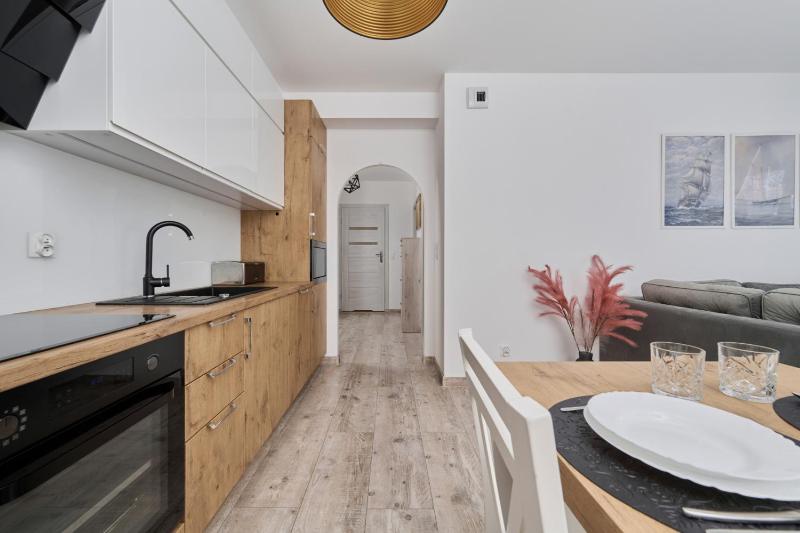 Spacious Apartment suitable for Remote Work with Balcony & Parking by Noclegi Renters - image 12
