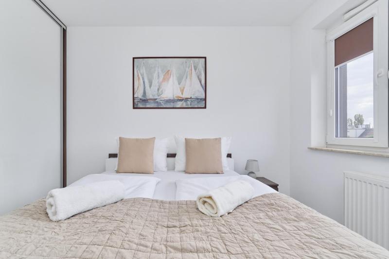 Spacious Apartment suitable for Remote Work with Balcony & Parking by Noclegi Renters - image 7