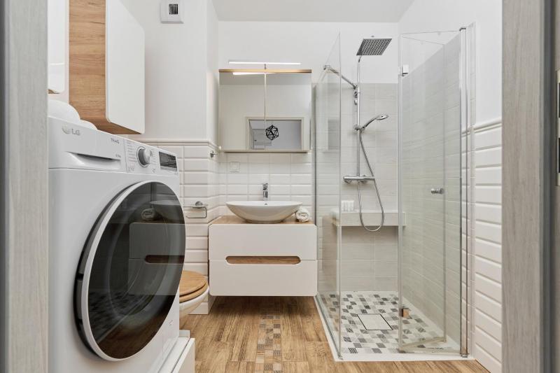Spacious Apartment suitable for Remote Work with Balcony & Parking by Noclegi Renters - image 5