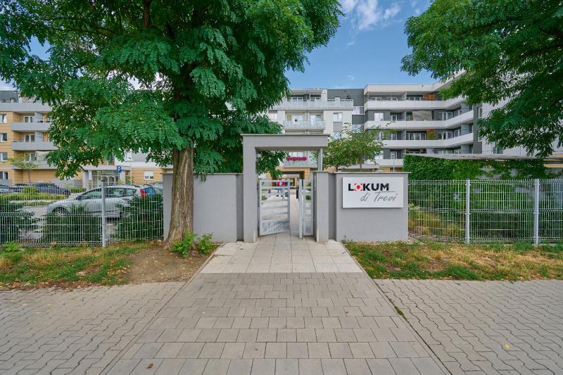 Spacious Apartment suitable for Remote Work with Balcony & Parking by Noclegi Renters - image 8