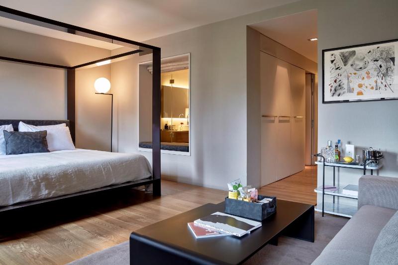 Suite with Garden View image 2