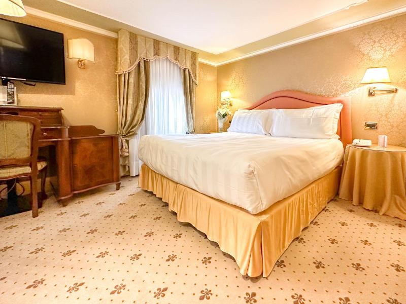 Deluxe Room image 3