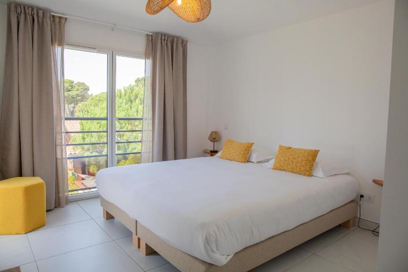 One-Bedroom Apartment - Résidence du Vox image 1