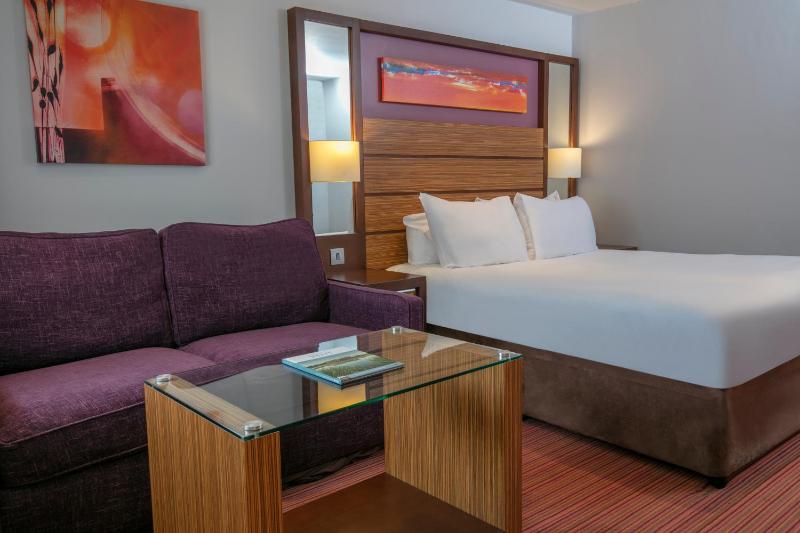 Superior King Room image 3