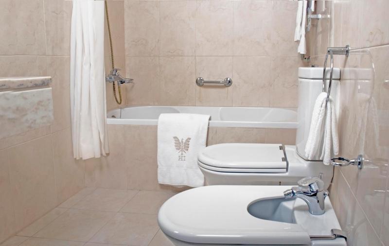 Standard Triple Room image 2