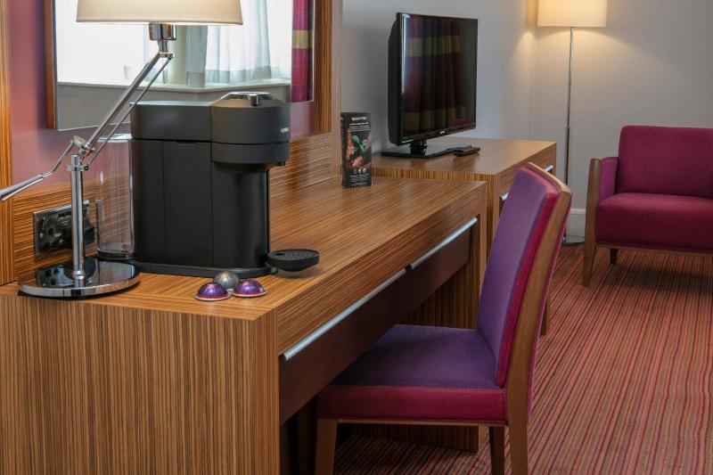 Superior King Room image 4