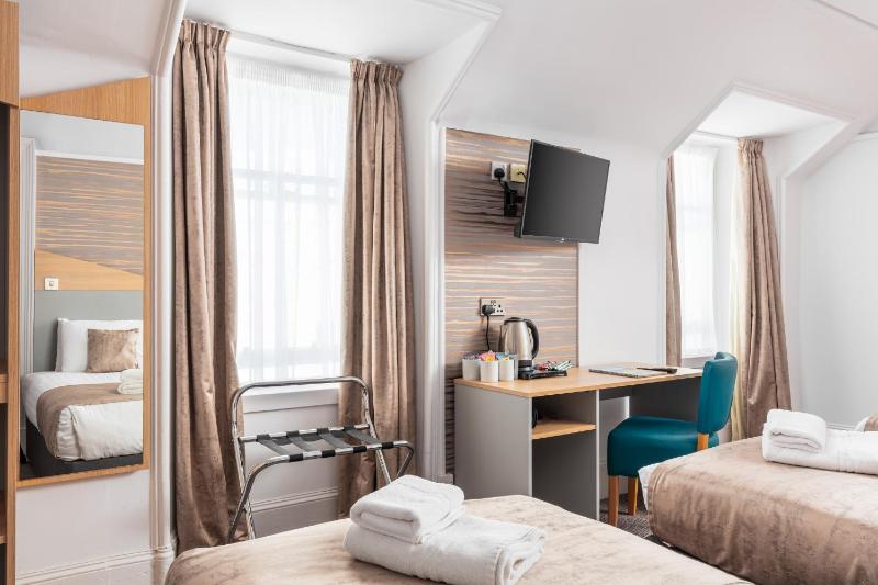 Quadruple Room image 3