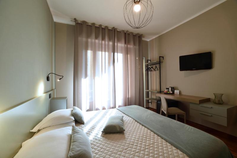 Double Room image 4