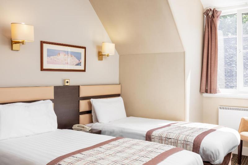 Twin Room with Loch View image 2