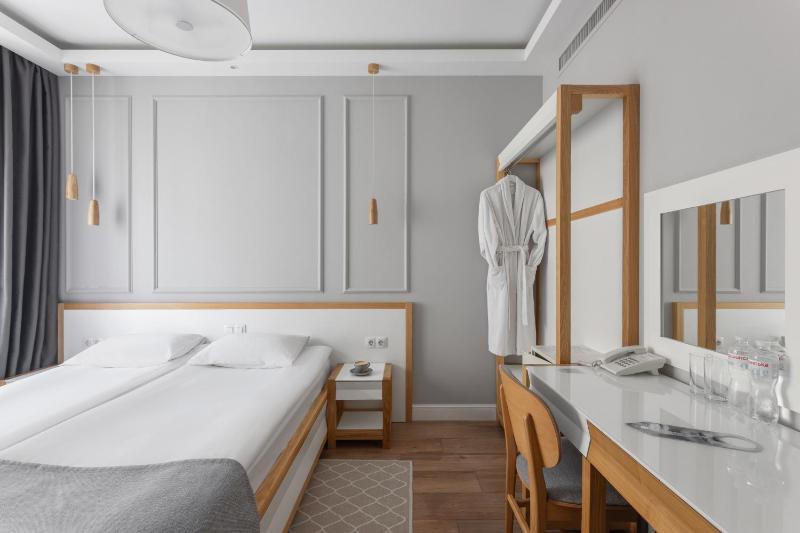 Standard Double Room image 4