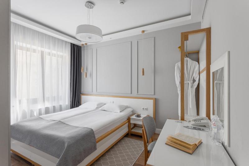 Standard Double Room image 3