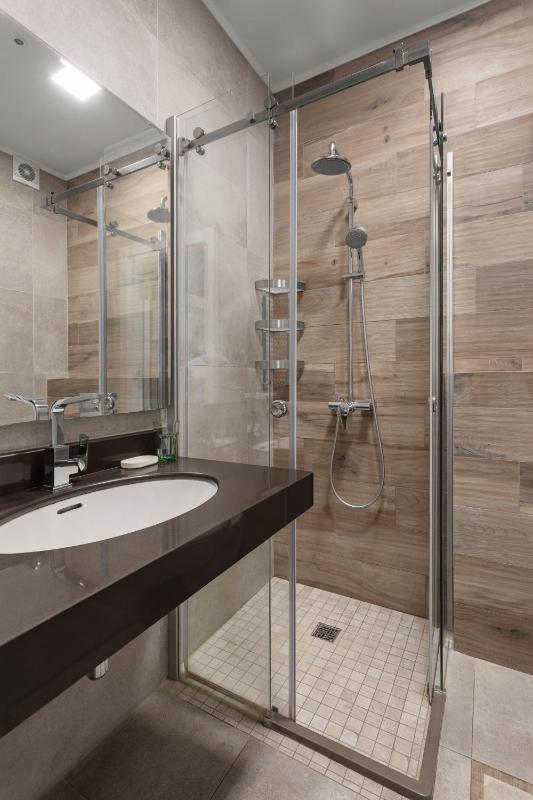 Deluxe Double Room with Balcony image 2