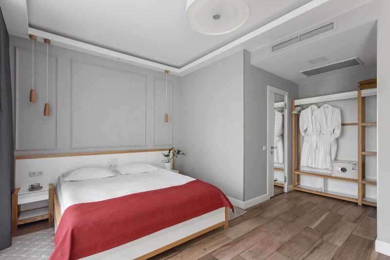 Deluxe Double Room with Balcony image 4