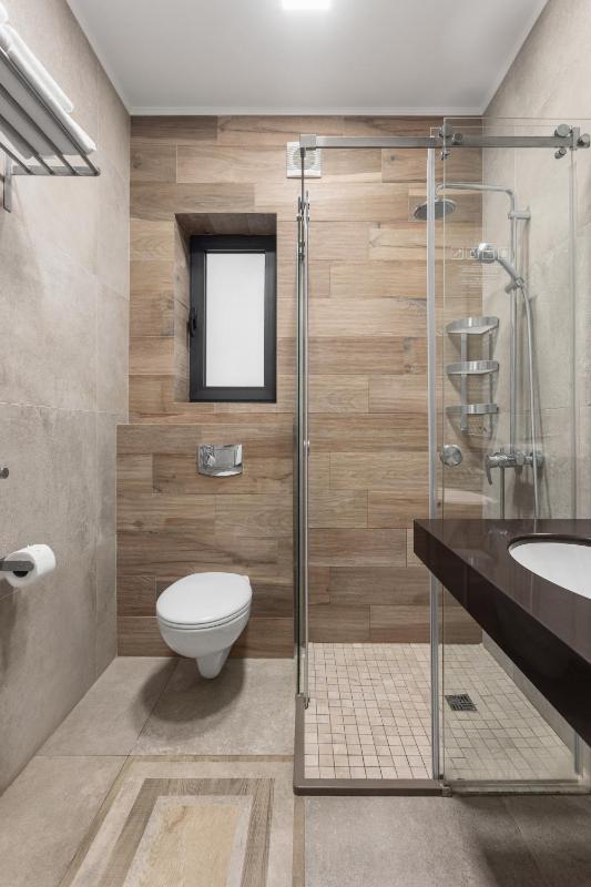 Standard King Room image 2