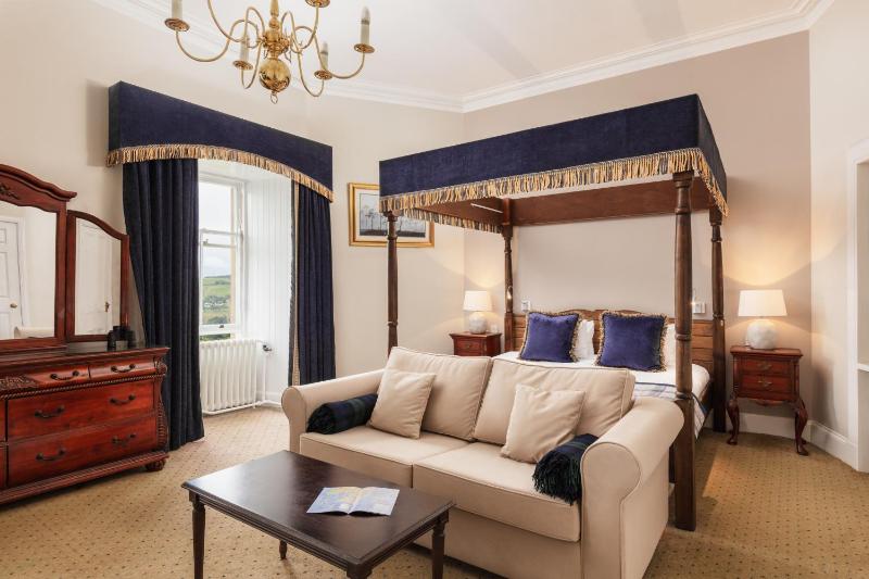 Four Poster Room image 3