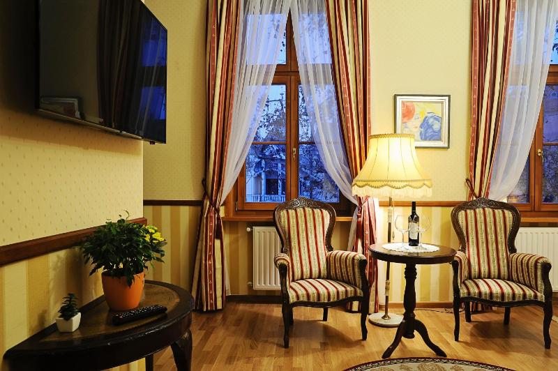 Deluxe King Room image 1