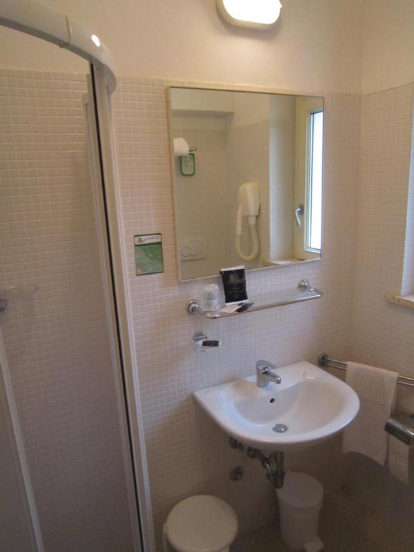 Double Room image 4