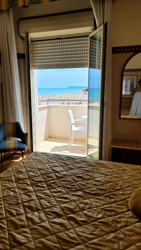 Triple Room with Sea View image 3