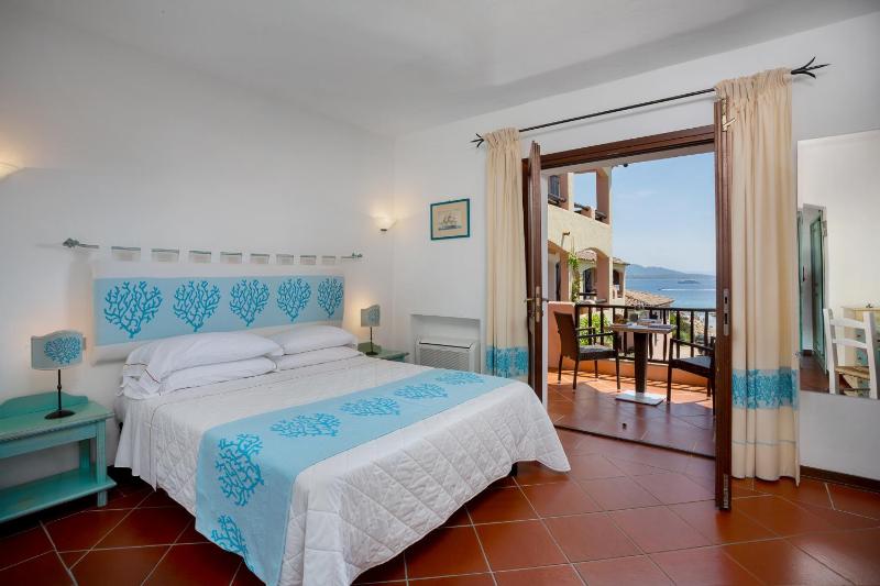 Deluxe Double Room with Balcony and Sea View image 3