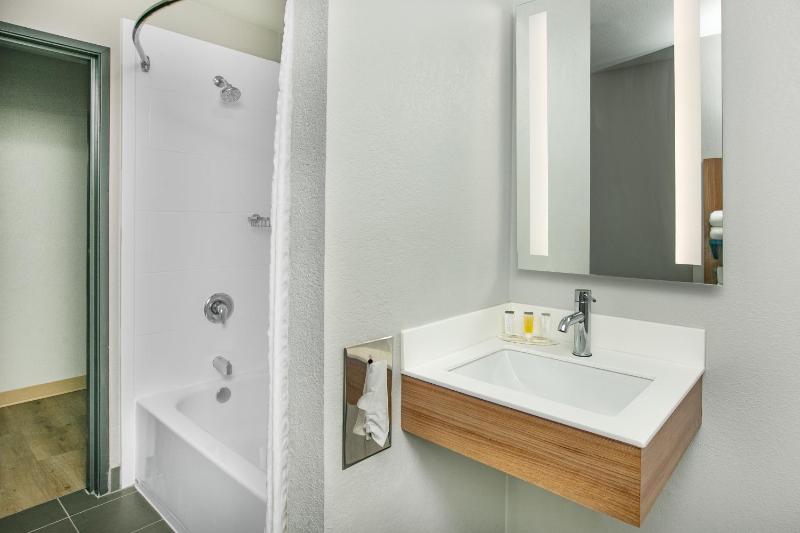 Queen Room - Disability Access- Non-Smoking image 2