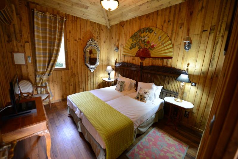 Deluxe Family Room image 3