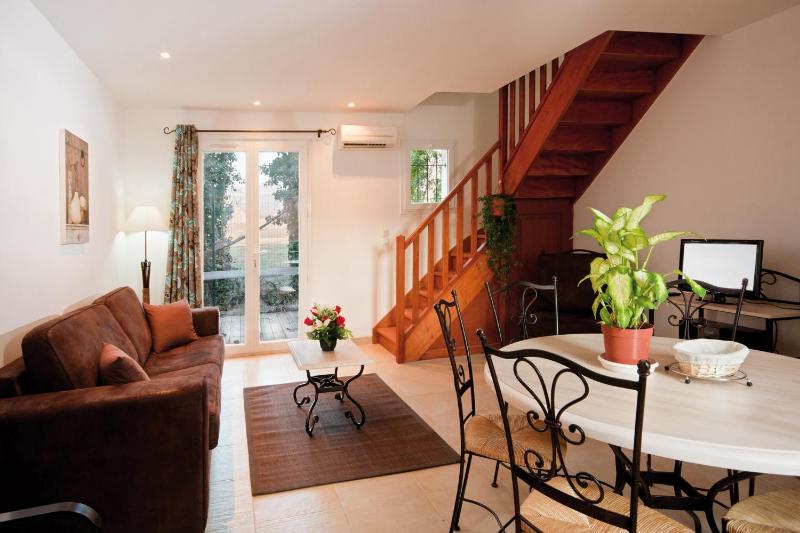 One-Bedroom Apartment with Cabin (6 Adults) image 3