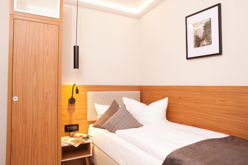 Standard Single Room image 3