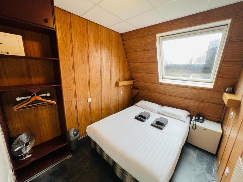 Double Room image 4